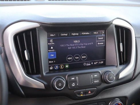 Used 2024 GMC Terrain SLT image 16