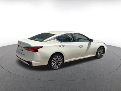 Used 2025 Nissan Altima 2.5 SV FWD image 14