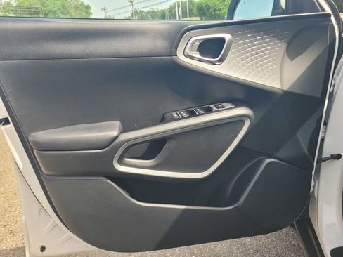 Used 2025 Kia Soul LX w/ LX Technology Package image 16