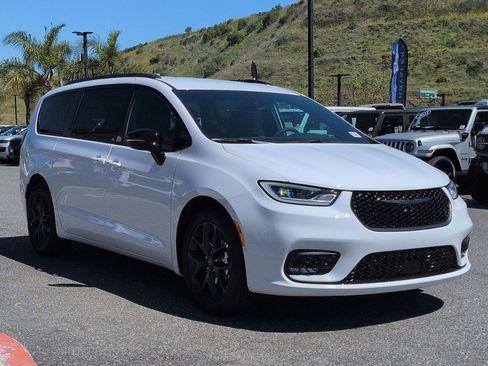 New 2026 Chrysler Pacifica Select image 3