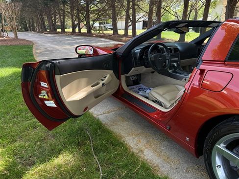 Used 2006 Chevrolet Corvette Coupe w/ Preferred Equipment Group RWD image 47