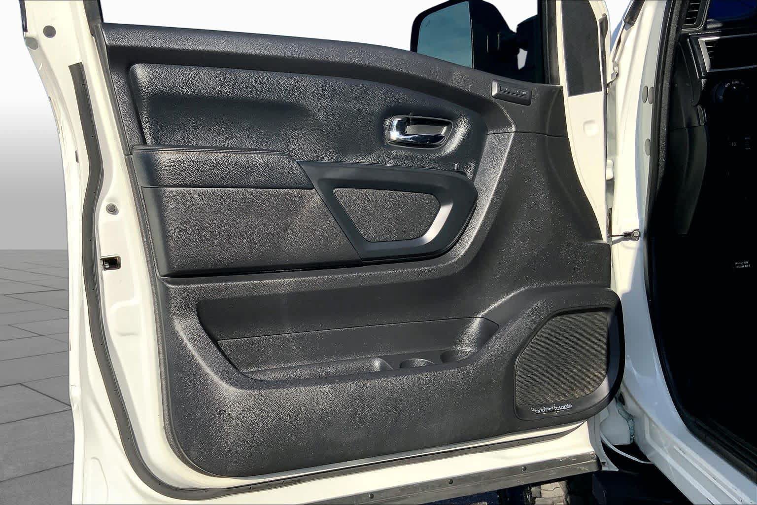 Used 2018 Nissan Titan SL w/ Midnight Edition AWD/4WD image 22