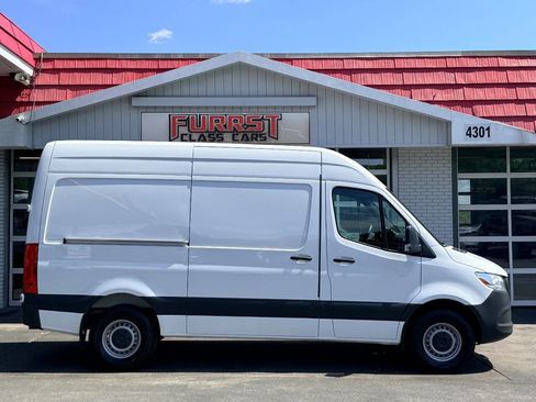Used 2024 Mercedes-Benz Sprinter 2500 image 2