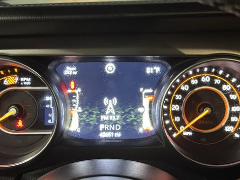 Used 2019 Jeep Wrangler Unlimited Sahara w/ Cold Weather Group AWD/4WD image 14