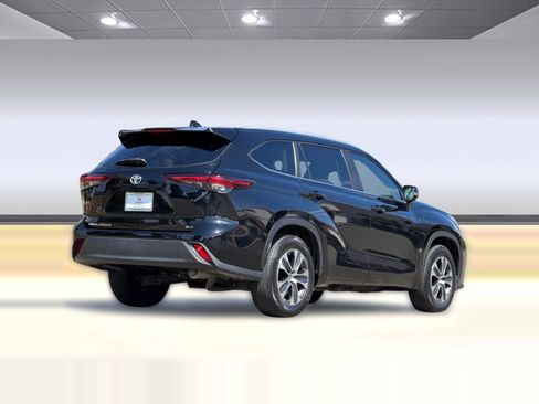 Used 2024 Toyota Highlander XLE FWD image 8