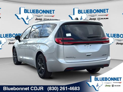 New 2026 Chrysler Pacifica Limited w/ S Appearance Package FWD image 7