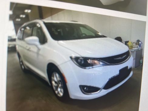 Used 2018 Chrysler Pacifica Touring-L Plus w/ Tire & Wheel Group FWD image 6