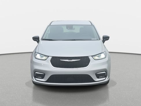 Used 2024 Chrysler Pacifica Touring-L image 2