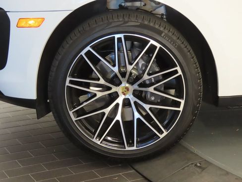 Certified 2026 Porsche Macan AWD/4WD image 11