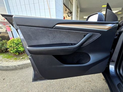 Used 2023 Tesla Model Y Long Range image 17