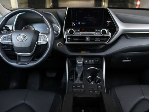 Used 2025 Toyota Highlander XLE AWD/4WD image 19