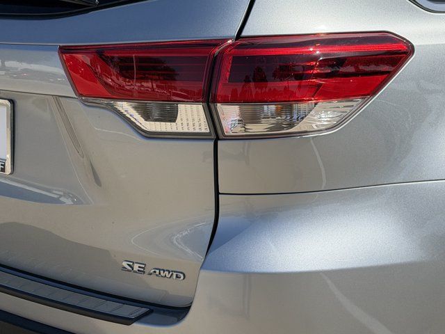 Used 2017 Toyota Highlander SE AWD/4WD image 7