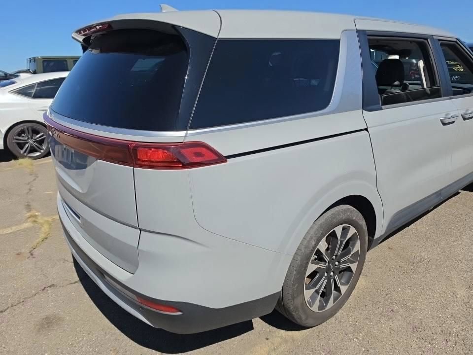 Used 2024 Kia Carnival EX FWD image 4