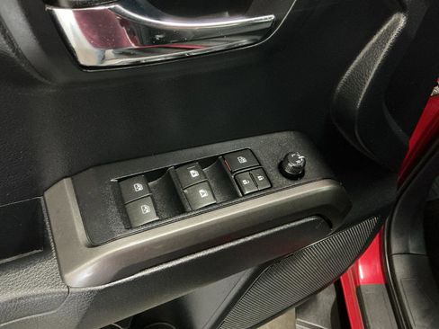Used 2019 Toyota Tacoma SR5 AWD/4WD image 14