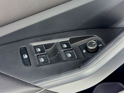 Used 2023 Volkswagen Jetta SE FWD image 17