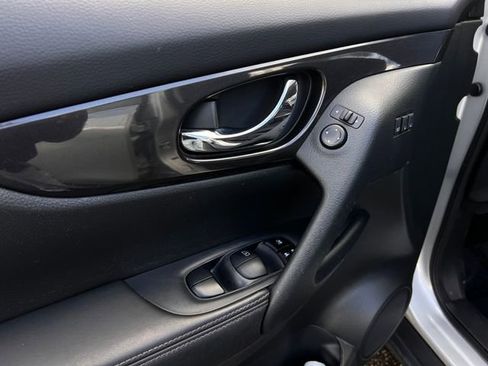 Used 2019 Nissan Rogue SV w/ Premium Package image 11