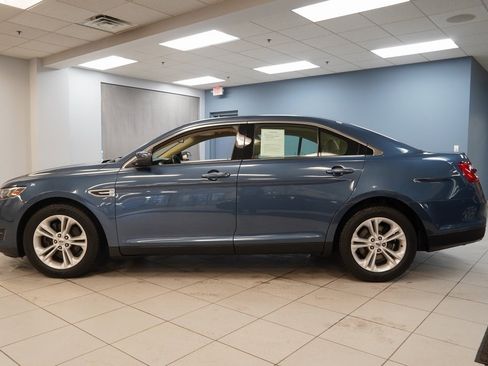Used 2018 Ford Taurus SEL image 2