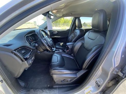 Used 2021 Jeep Cherokee Latitude Plus AWD/4WD image 11