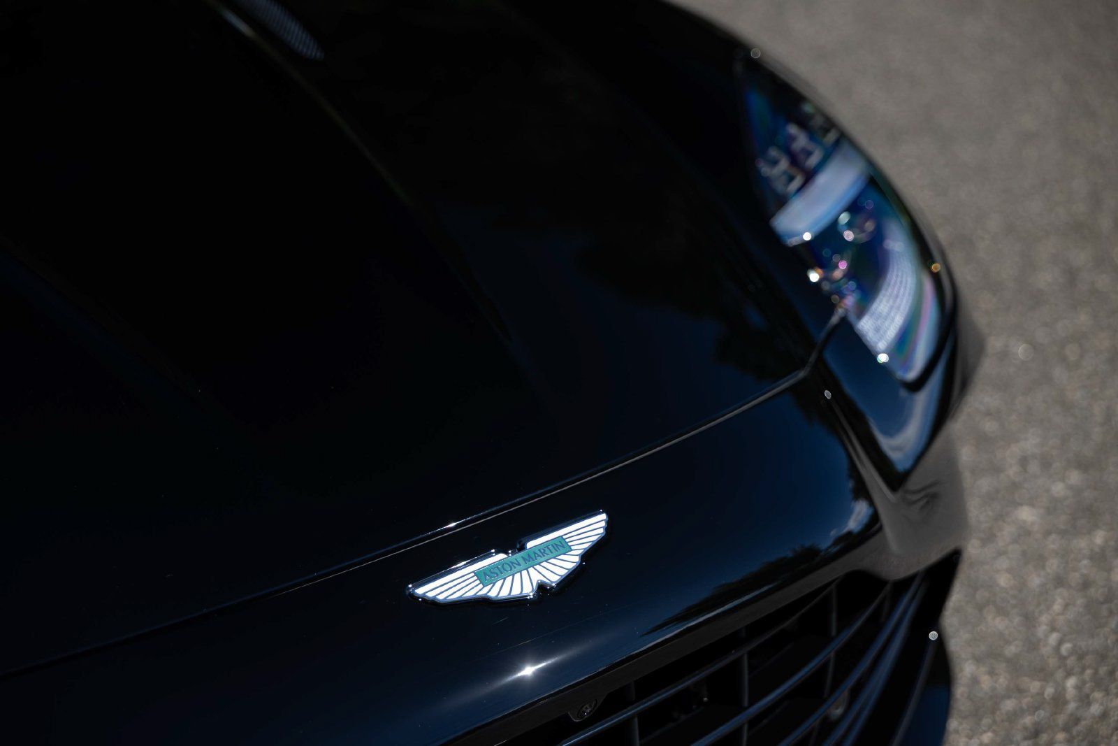 Used 2025 Aston Martin V8 Vantage Coupe RWD image 27