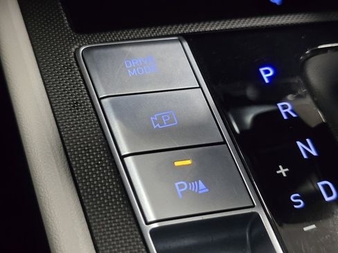 Used 2024 Hyundai Elantra Limited image 9