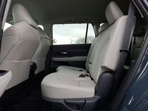 Certified 2024 Toyota Grand Highlander XLE image 9