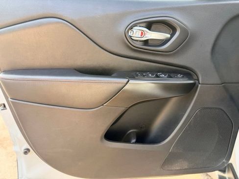 Used 2020 Jeep Cherokee Trailhawk w/ Cold Weather Group AWD/4WD image 18