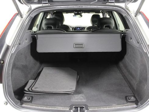Used 2022 Volvo XC60 B5 R-Design w/ Protection Package Premier FWD image 15