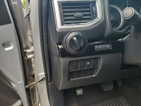 Used 2017 Nissan Titan SV AWD/4WD image 20