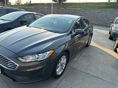 Used 2020 Ford Fusion SE FWD image 2