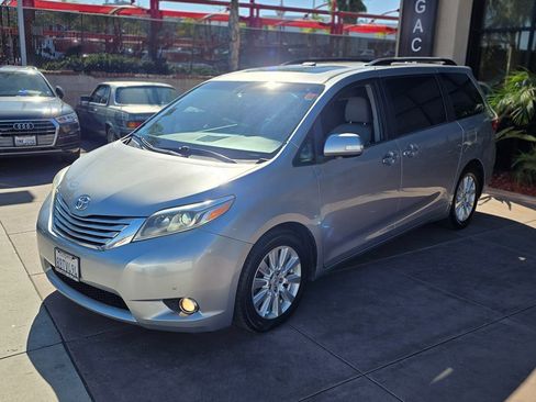 Used 2017 Toyota Sienna Limited Premium image 7