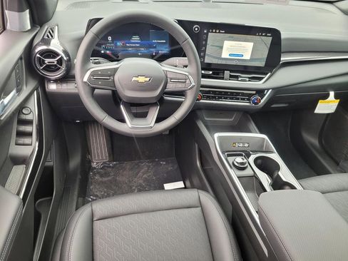 New 2026 Chevrolet Equinox LT w/ Convenience Package II FWD image 8