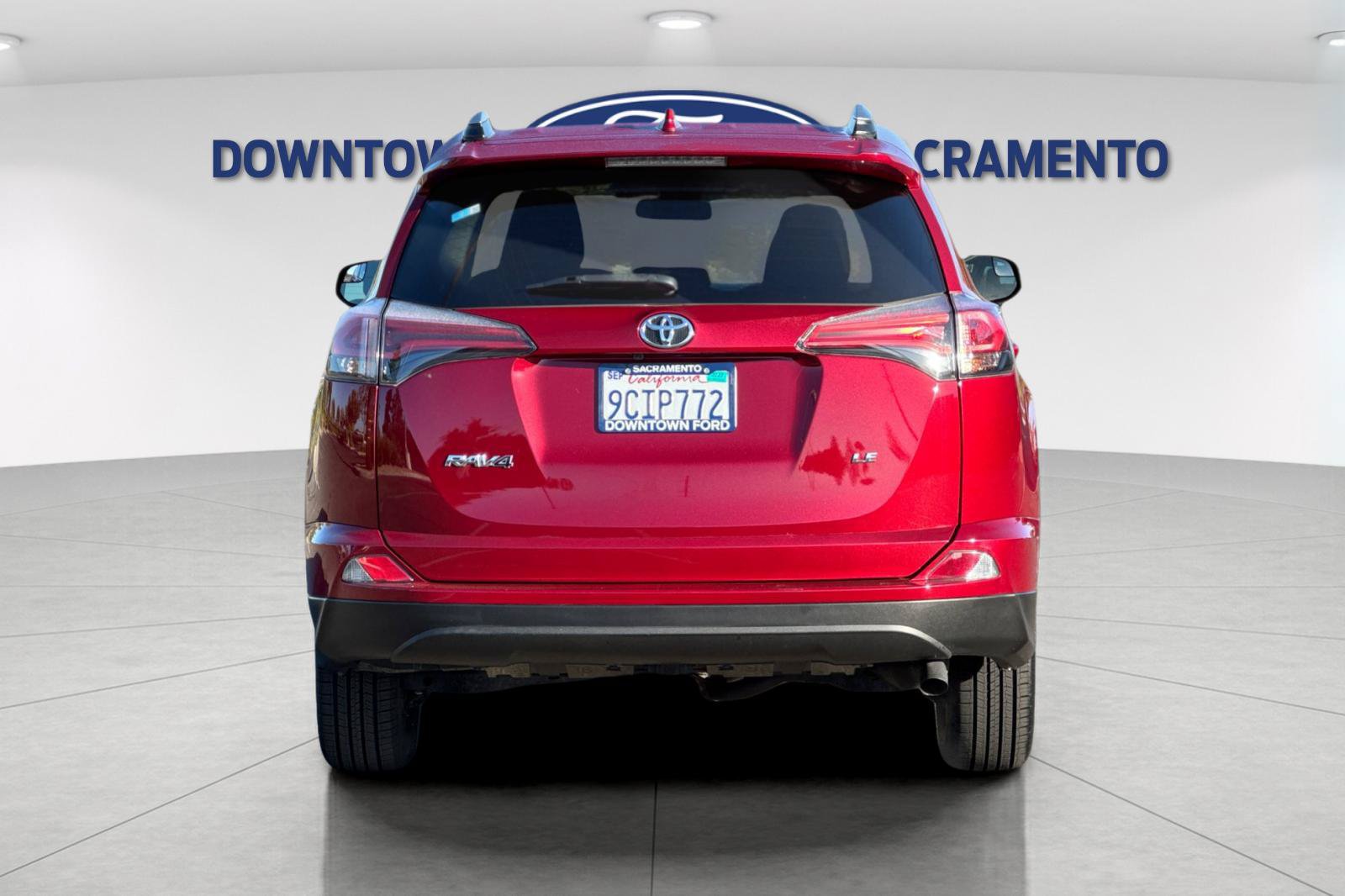 Used 2018 Toyota RAV4 LE FWD image 6