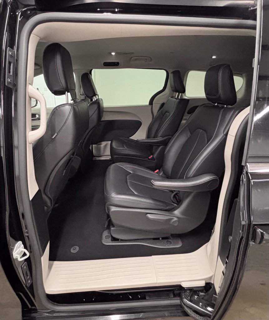 Used 2024 Chrysler Pacifica Limited FWD image 25