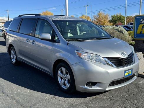 Used 2012 Toyota Sienna LE image 1