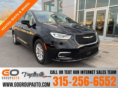 Used 2025 Chrysler Pacifica Select