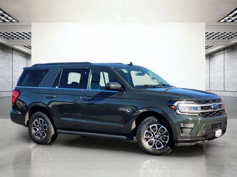 Used 2023 Ford Expedition XLT image 4