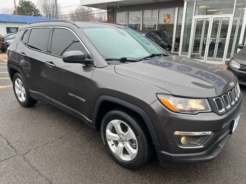 Used 2019 Jeep Compass Latitude w/ Popular Equipment Group FWD image 4