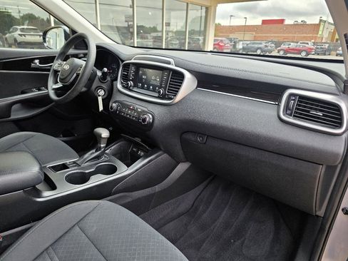 Used 2020 Kia Sorento LX FWD image 18