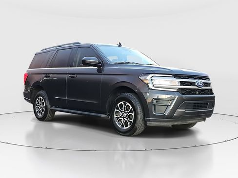 Used 2024 Ford Expedition XLT image 3