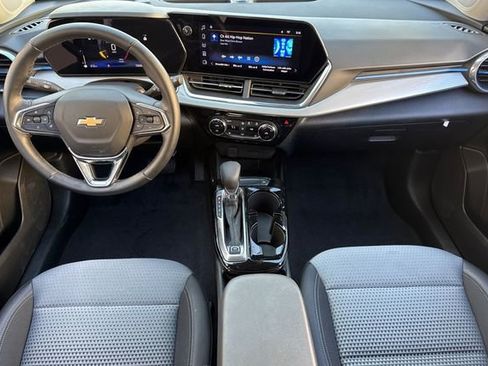 Used 2025 Chevrolet Trax LT w/ LT Convenience Package image 14