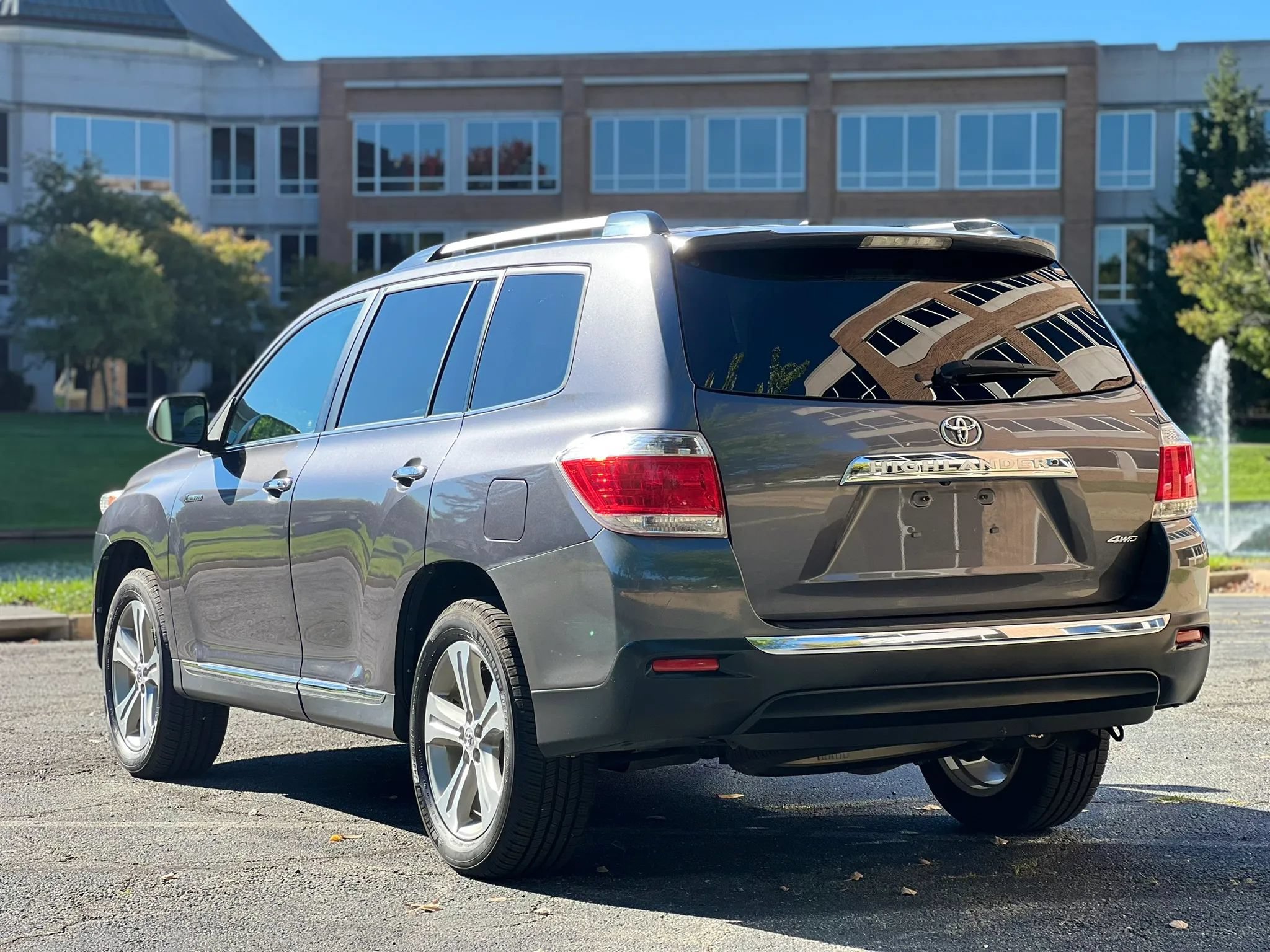 Used 2012 Toyota Highlander Limited w/ Tow Pkg AWD/4WD image 3