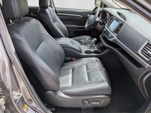 Used 2017 Toyota Highlander SE w/ Carpet Mat Package AWD/4WD image 24