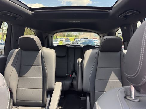 Used 2025 Mercedes-Benz GLS 450 4MATIC image 16