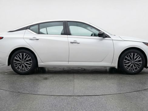 Used 2025 Nissan Altima 2.5 SV FWD image 11