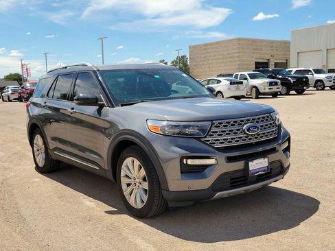 Used 2022 Ford Explorer Limited w/ Equipment Group 301A RWD image 2