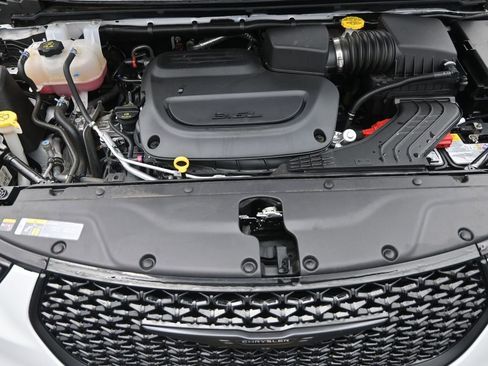 Used 2025 Chrysler Pacifica Limited image 22