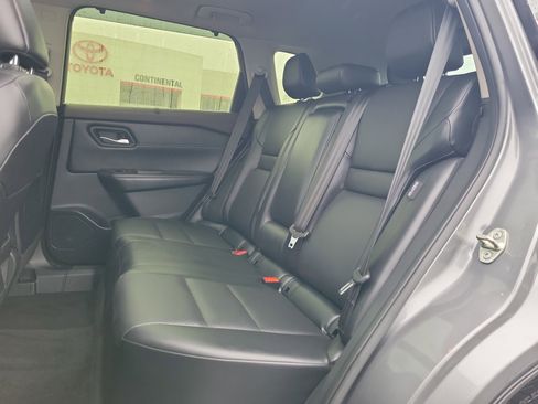 Used 2023 Nissan Rogue SV w/ SV Premium B Package image 8