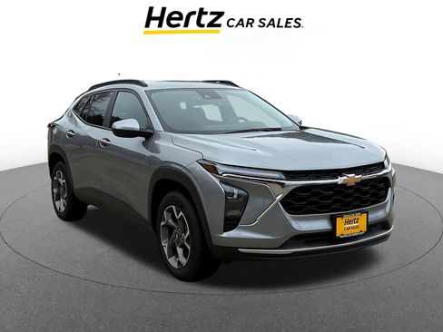 Used 2025 Chevrolet Trax LT FWD image 1