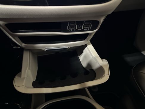 Used 2024 Chrysler Pacifica Touring-L image 15