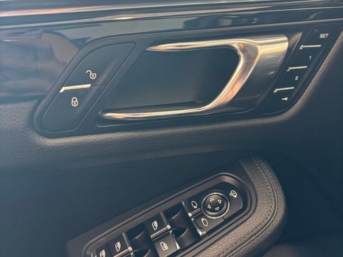 Used 2016 Porsche Macan S image 12